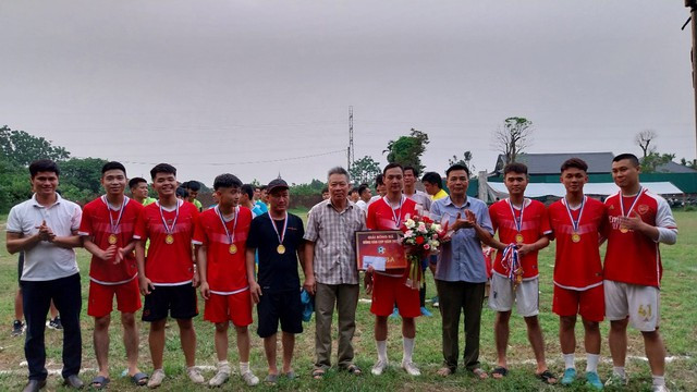 FC Miếu nhận giải ba tại Đồng Vân Cup, biểu tượng cho nỗ lực của các đội tham gia