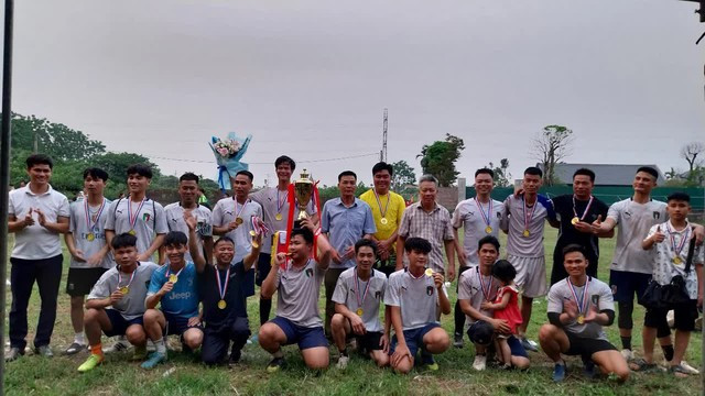 FC Xóm Trại nhận cúp vô địch Đồng Vân Cup 2024, một hình ảnh đẹp về bóng đá phong trào Việt Nam
