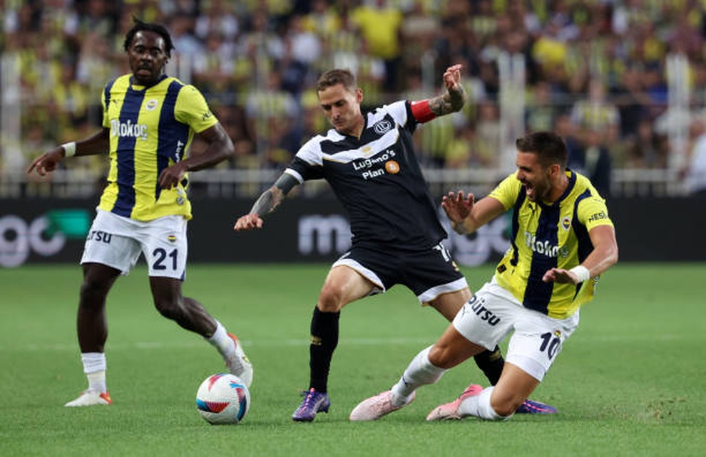 Cầu thủ câu lạc bộ bóng đá Lugano đối đầu Fenerbahce tại vòng loại Champions League