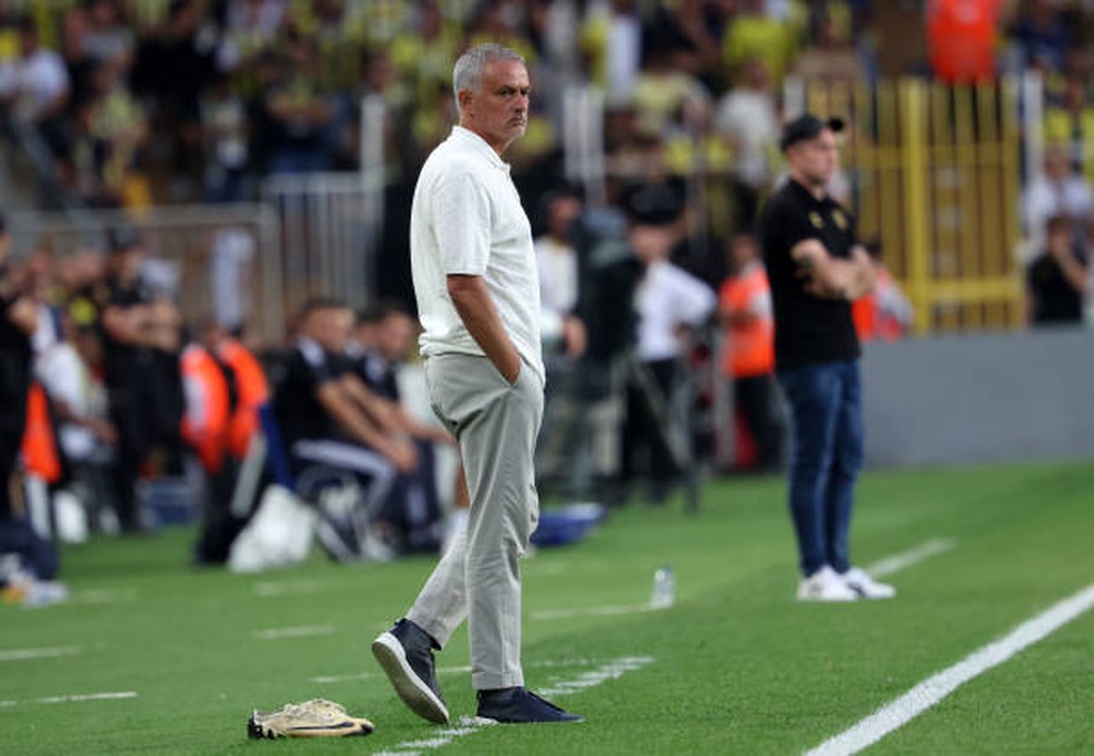 HLV Mourinho của Fenerbahce trên sân đấu với câu lạc bộ bóng đá Lugano