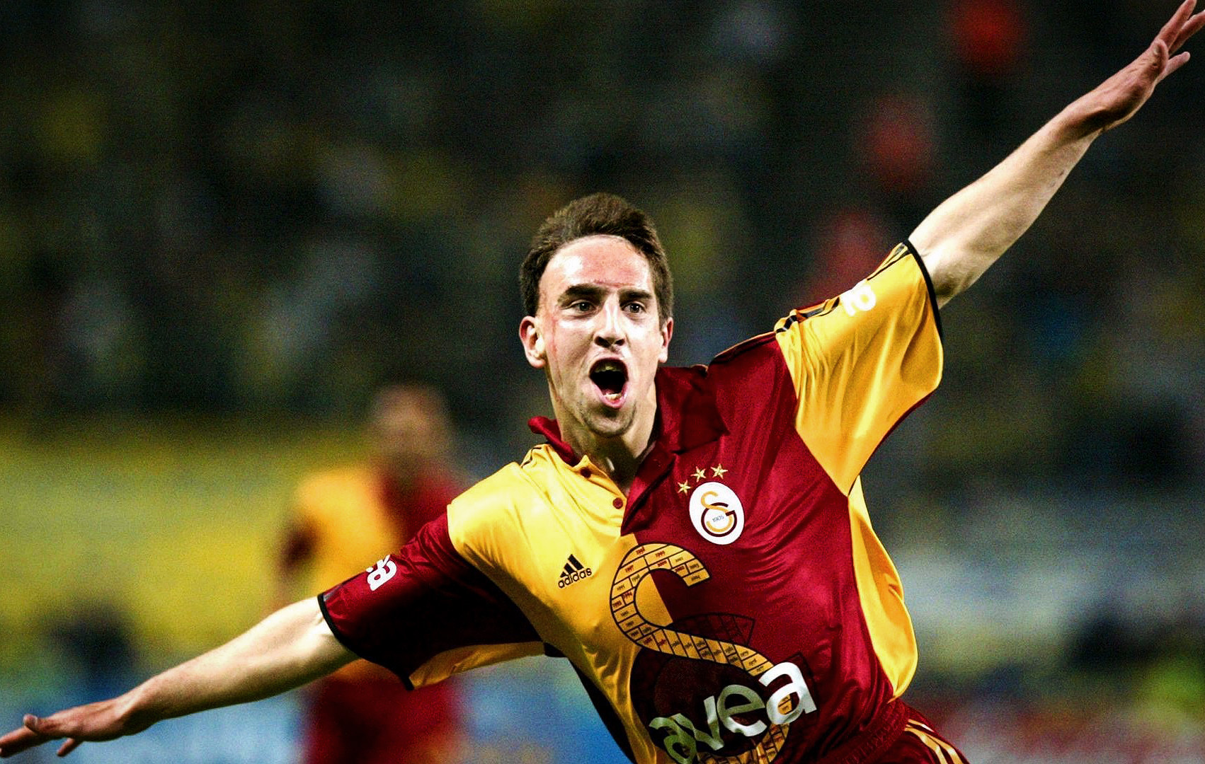 Franck Ribery với vết sẹo đặc trưng trên má, thể hiện nghị lực vượt qua thử thách
