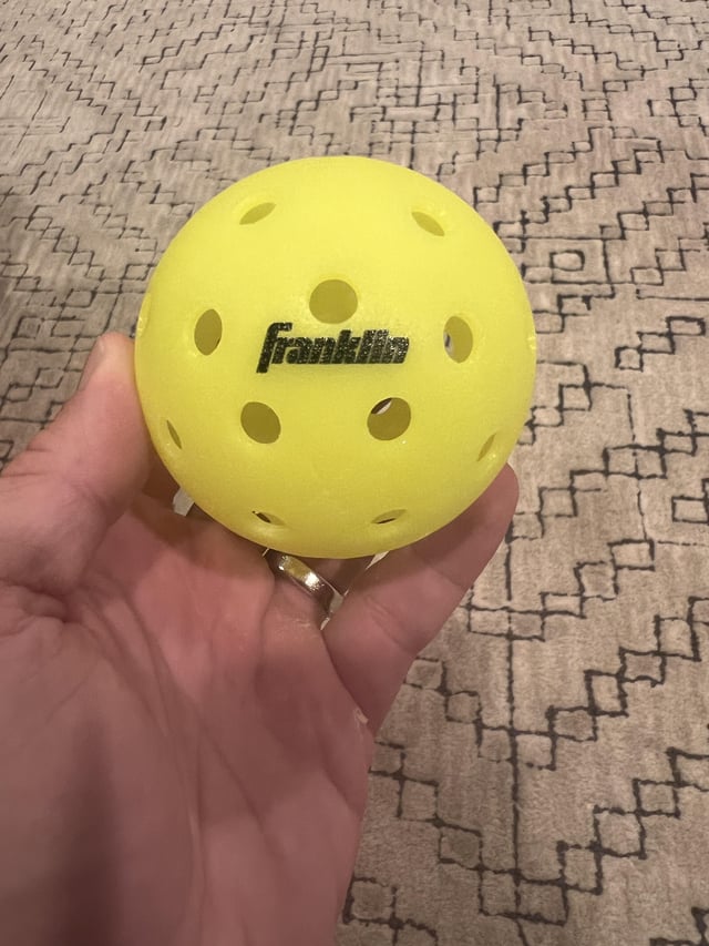 Bóng pickleball Franklin X-40, minh họa cho loại bóng outdoor 40 lỗ