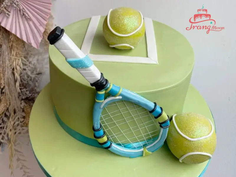 Bánh sinh nhật hình vợt tennis và quả bóng, một lựa chọn thể thao khác bên cạnh bánh sinh nhật bóng chuyền