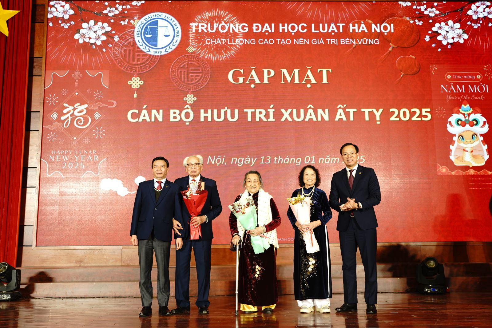 Gặp mặt cán bộ hưu trí tại Trường Đại học Luật Hà Nội nhân dịp Xuân Ất Tỵ 2025, truyền thống và kinh nghiệm quý báu, tương tự như kinh nghiệm từ các thế hệ soi kèo bóng đá U23 Châu Á.