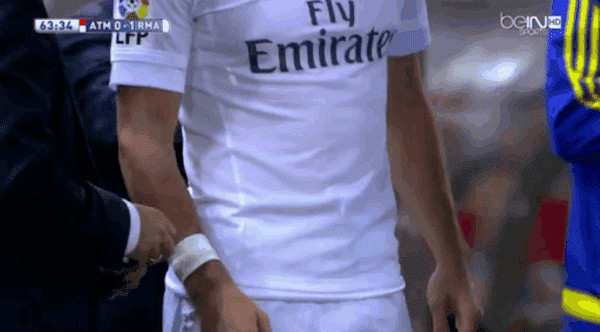 Gareth Bale sử dụng băng quấn tay để che vòng tay