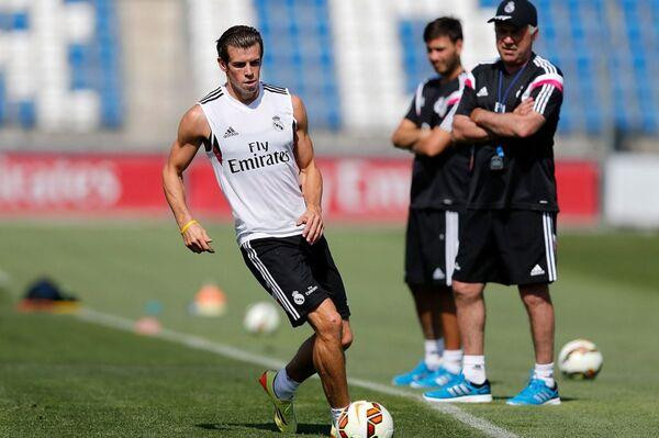 Gareth Bale và chiếc vòng tay Livestrong quen thuộc dưới lớp băng quấn tay