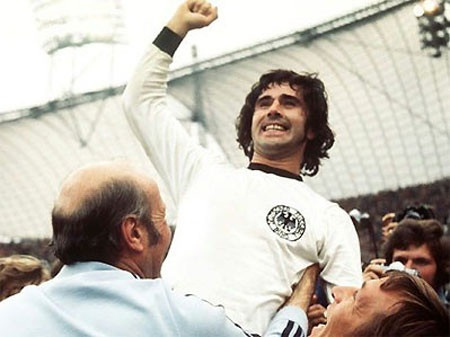 Gerd Muller ăn mừng bàn thắng, biểu tượng của cú hat-trick nhanh nhất Bundesliga