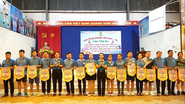 Bóng chuyền hơi nam nữ sôi nổi tại nhà thi đấu