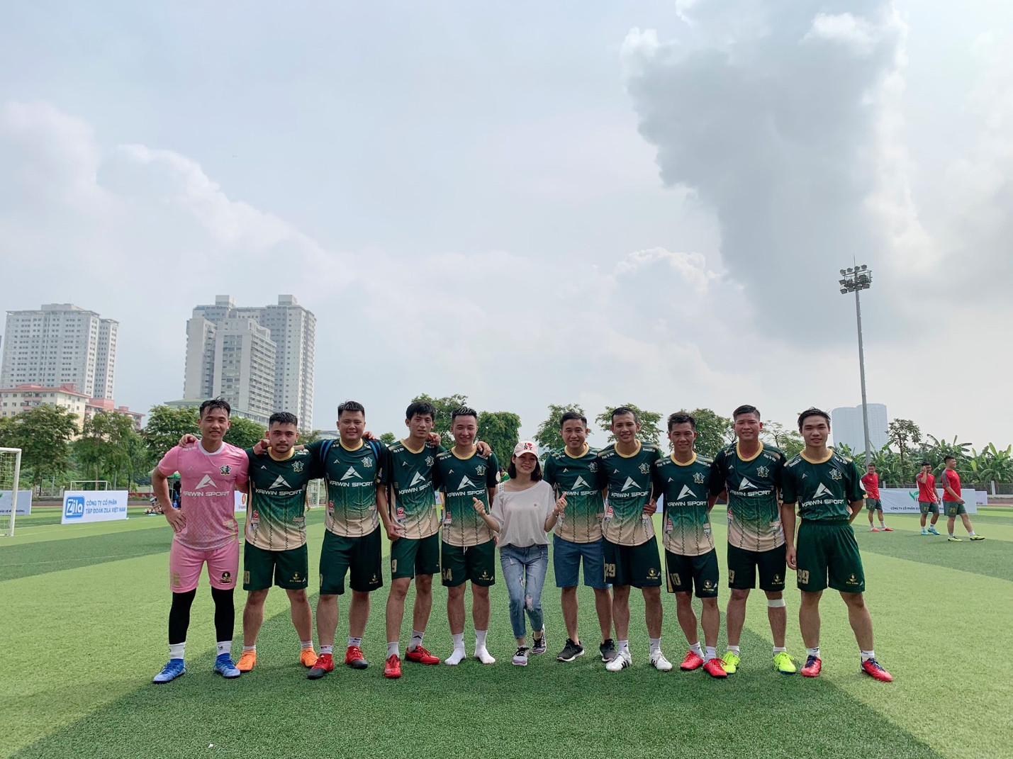 Giám đốc KaiWin Sport Hà Trung Kiên và Đội trưởng Hoàng Xuân Vinh trong buổi phỏng vấn cầu thủ