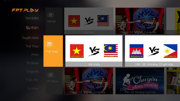 Giao diện ứng dụng FPT Play trên tivi Sony hiển thị trận bóng đá
