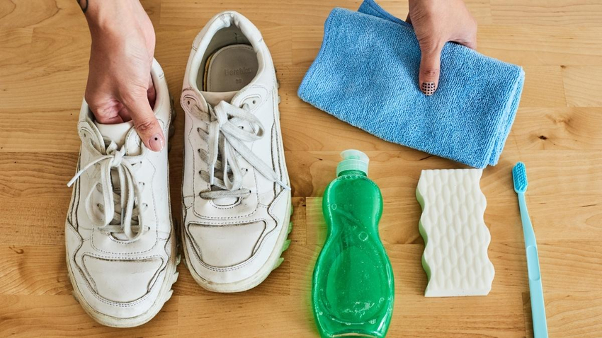 Quy trình làm sạch giày trắng an toàn bằng dung dịch thuốc tẩy pha loãng, bảo vệ chất liệu