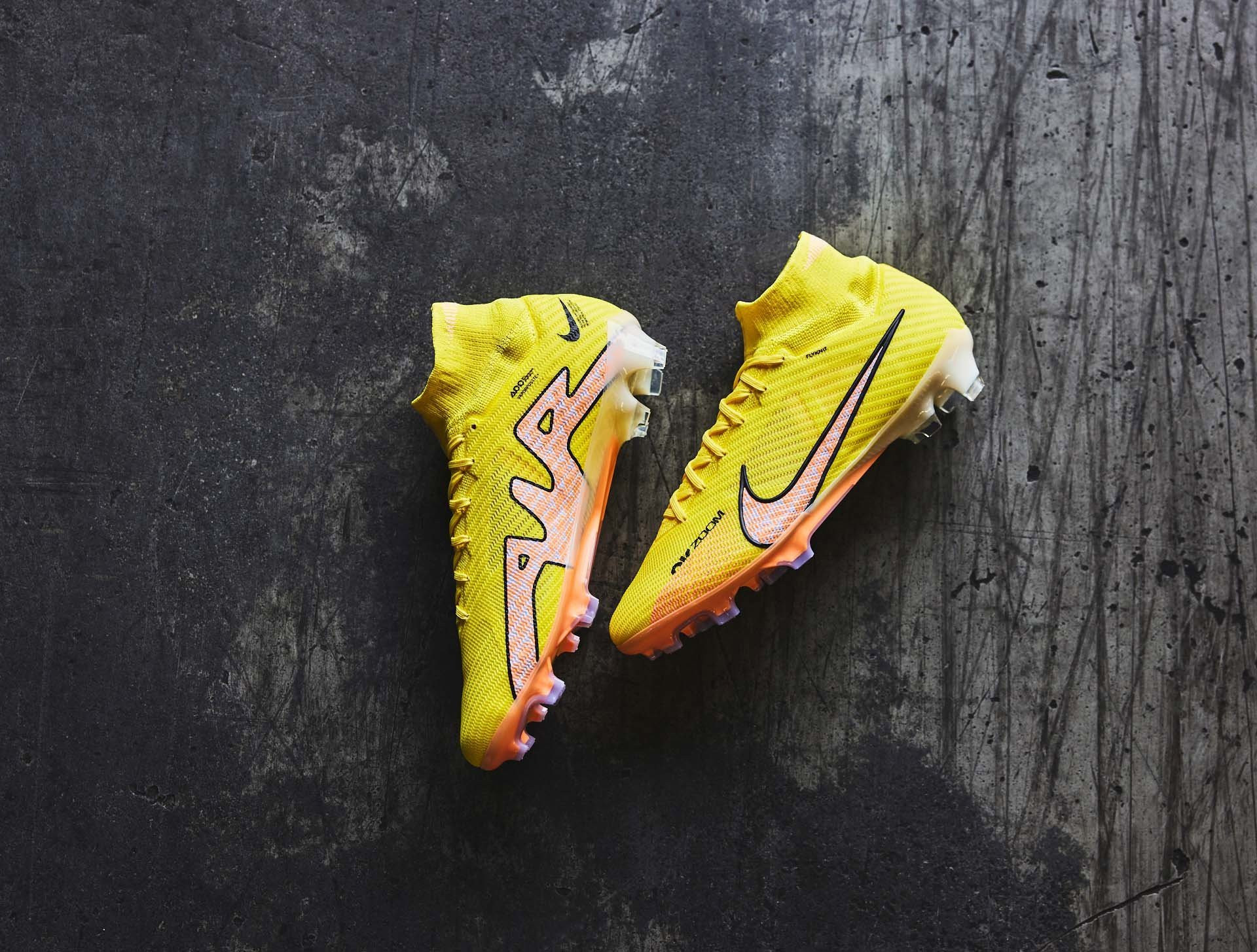 Giày Adidas Predator Edge.1 Low màu vàng đen trên sân