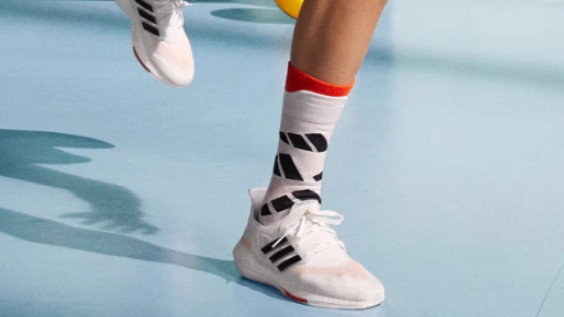 Giày bóng chuyền Adidas có thiết kế trẻ trung và năng động