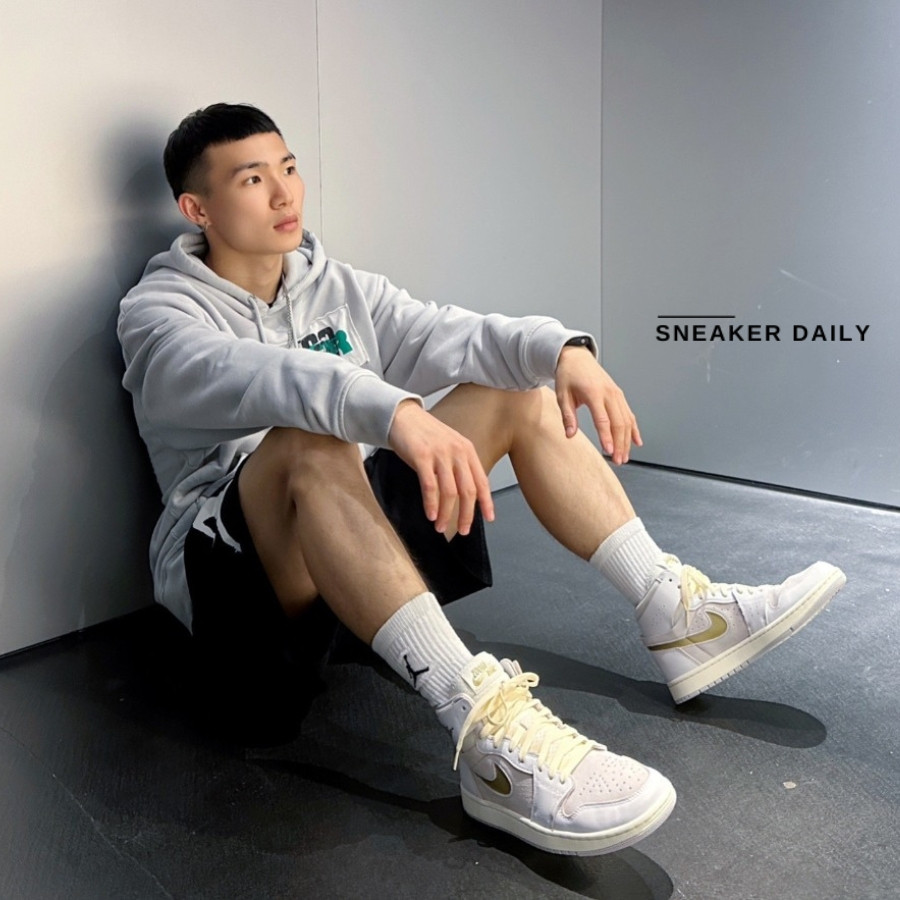 Giày bóng rổ Jordan 1 High Zoom Comfort 2 FIBA, với tông màu trắng chủ đạo và điểm nhấn đỏ, mang phong cách cổ điển