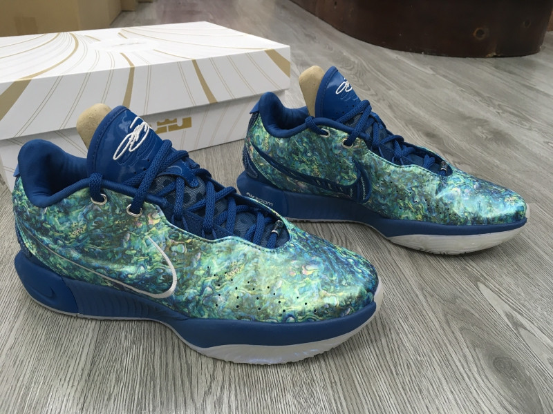 Giày bóng rổ LeBron 21 với phối màu độc đáo và kiểu dáng hiện đại trên sân