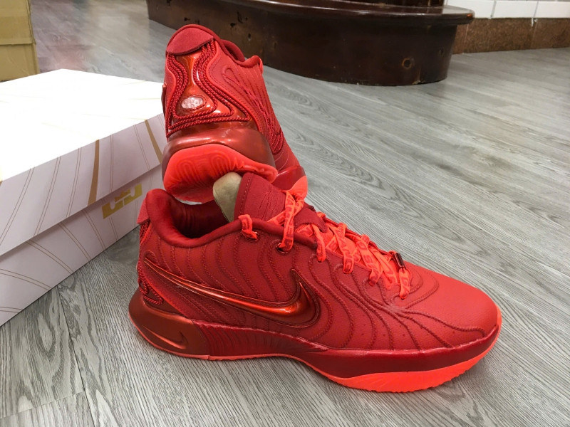 Giày bóng rổ LeBron James 21 màu đen và trắng với điểm nhấn màu đỏ