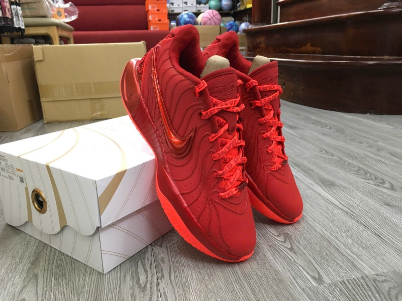 Giày bóng rổ LeBron James 21 với màu sắc đơn giản và logo Nike lớn