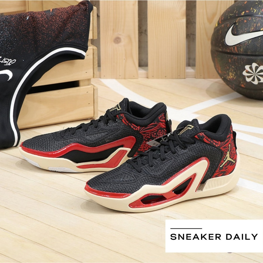Giày bóng rổ nam Nike Air Jordan Blueprint Zoo với phối màu đen và điểm nhấn xanh lam, tạo nên vẻ ngoài mạnh mẽ và hiện đại