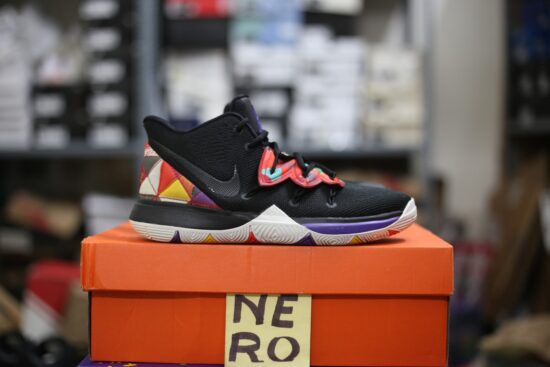Giày bóng rổ trẻ em Kyrie 5 CNY GS AQ2456-010