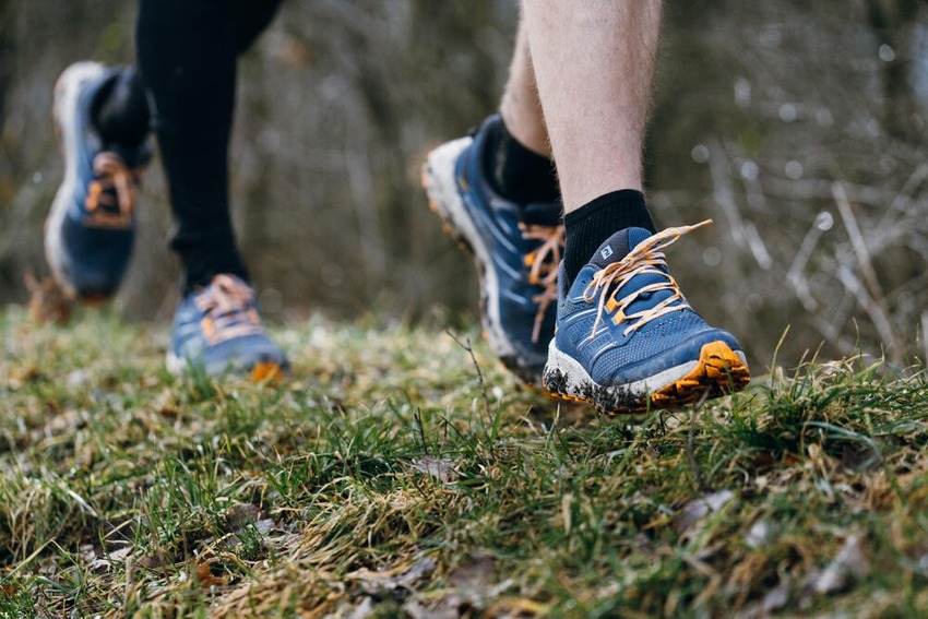 Giày chạy trail chuyên dụng với đế gai chống trượt và bảo vệ ngón chân