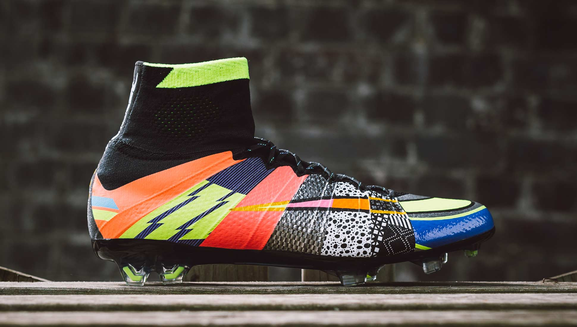 Giày đá bóng cổ cao Nike hỗ trợ tối đa tác dụng của đá bóng