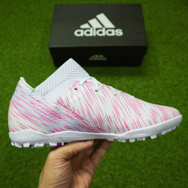 Giày đá bóng màu hồng Nemeziz 18.3 TF với thân giày mềm mại tăng cảm giác bóng
