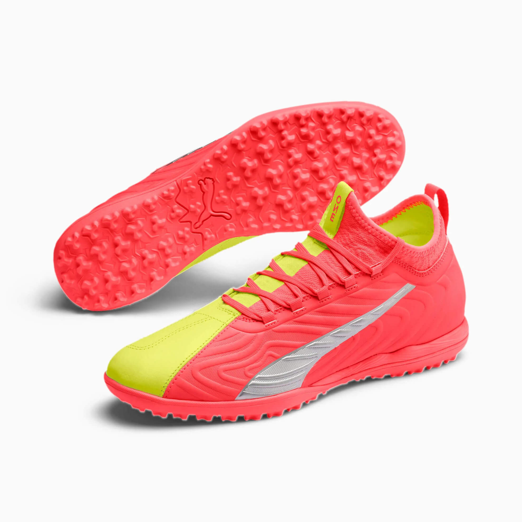 Giày đá bóng Puma One 20.3 TT hồng vàng bạc, mang lại sự linh hoạt trên sân