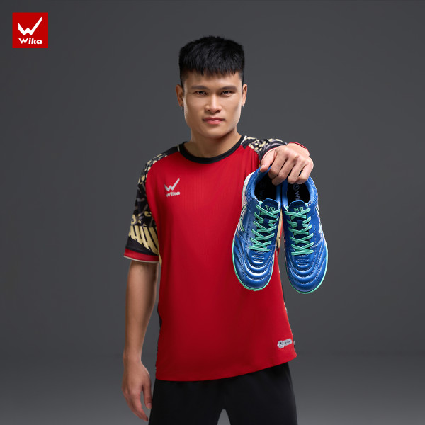 Giày đá bóng Wika TH10 Tuấn Hải màu navy, một ví dụ về giày bóng đá chất lượng, góp phần tạo nên bức tranh đa dạng của các lựa chọn giày, từ phổ thông đến phân khúc giày đá bóng 10 triệu.
