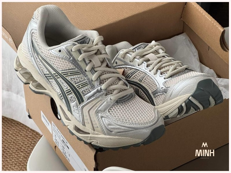 Giày đánh bóng chuyền Asics Gel Kayano 14 ‘Birch Dark Pewter’ với phối màu sang trọng, kết hợp công nghệ Gel giảm sốc và hỗ trợ cho người chơi.