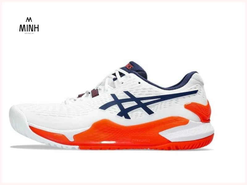 Giày đánh bóng chuyền Asics Gel-Resolution 9 Clay màu trắng tinh khôi, với công nghệ DYNAWRAP và DYNAWALL giúp ổn định tối đa trong các pha di chuyển ngang.