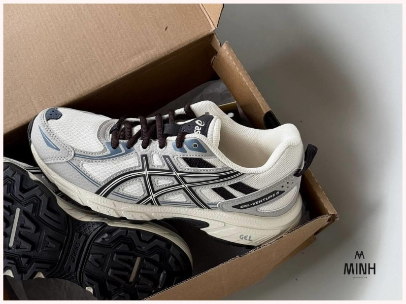 Giày đánh bóng chuyền Asics Gel-Venture 6 ‘Blue Grey’ với đế ngoài bền bỉ, công nghệ Gel hỗ trợ giảm chấn, phù hợp cho vận động viên cần độ bám cao.