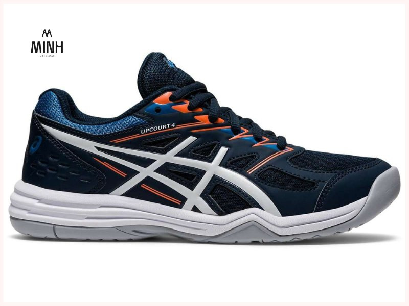 Giày đánh bóng chuyền Asics Upcourt 4 màu trắng xanh, thiết kế nhẹ và đế cao su chống trượt phù hợp cho người mới chơi.