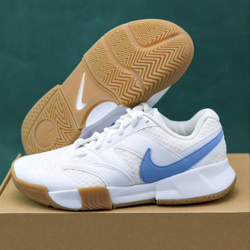 Giày đánh pickleball nữ Nike Court Lite 4 màu trắng xanh nhạt, thiết kế hiện đại và bám sân tốt.