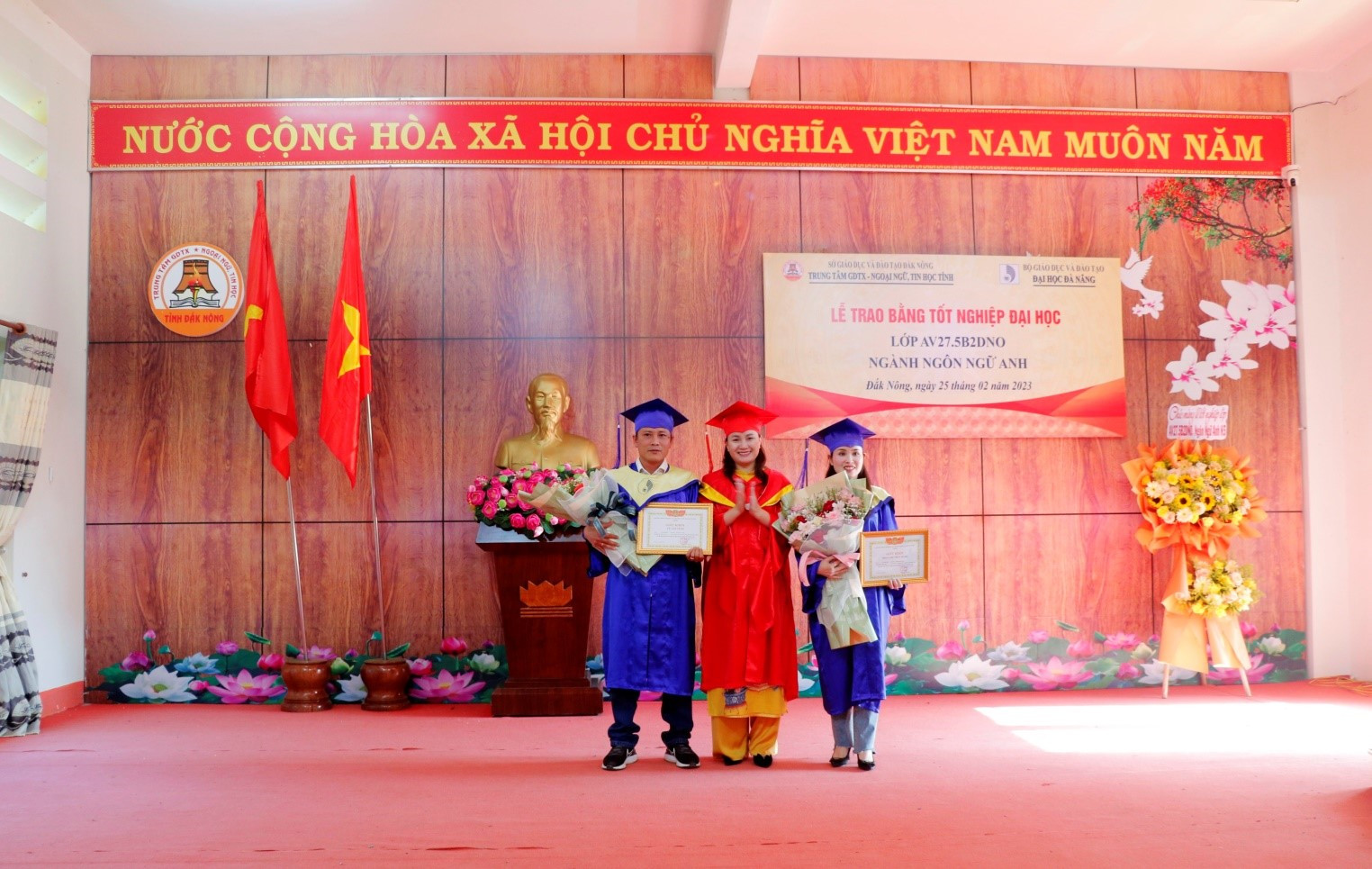 Giấy khen được trao cho tân cử nhân xuất sắc, một biểu tượng của sự nỗ lực và thành tựu, tương tự như việc soi kèo bóng rổ đòi hỏi sự nỗ lực phân tích để đạt được thành công.