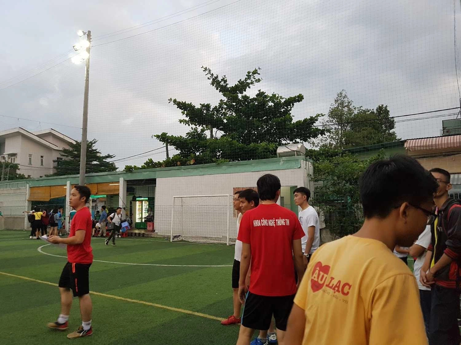 Góc nhìn toàn cảnh sân bóng đá mini Bình Minh với hệ thống chiếu sáng