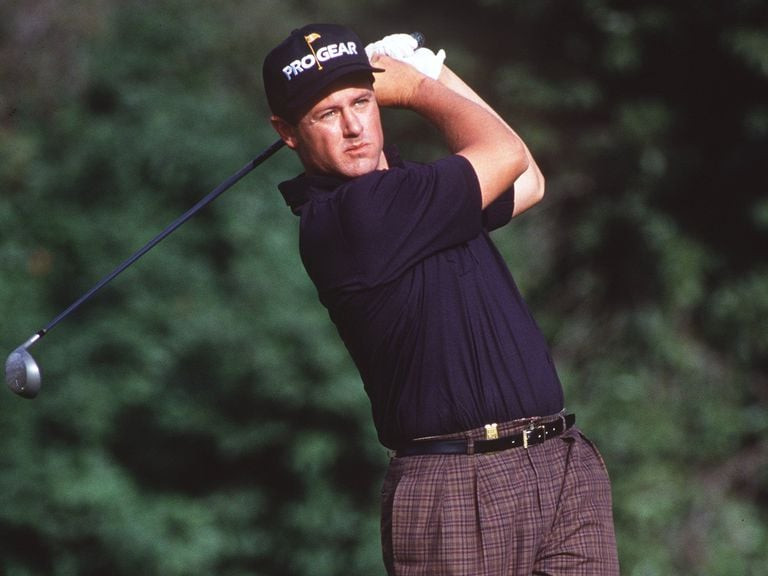 Golfer Carl Cooper với cú đánh golf xa kỷ lục, một thành tựu đáng nhớ tương tự như kỷ lục đánh đầu xa nhất trong bóng đá.