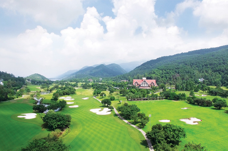 Golfer đang luyện tập kỹ thuật phát bóng tại sân tập golf