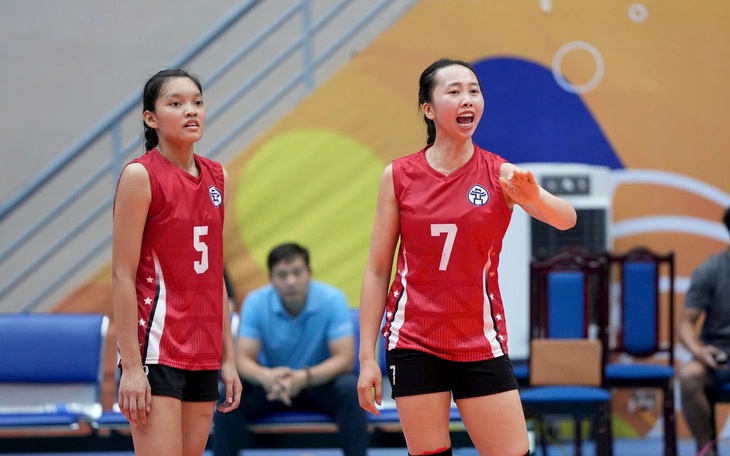 Pha bóng căng thẳng trong một trận đấu bóng chuyền, minh họa tinh thần thi đấu quyết liệt mà khán giả có thể mong đợi từ lịch thi đấu bóng chuyền vòng 2 của giải vô địch quốc gia.