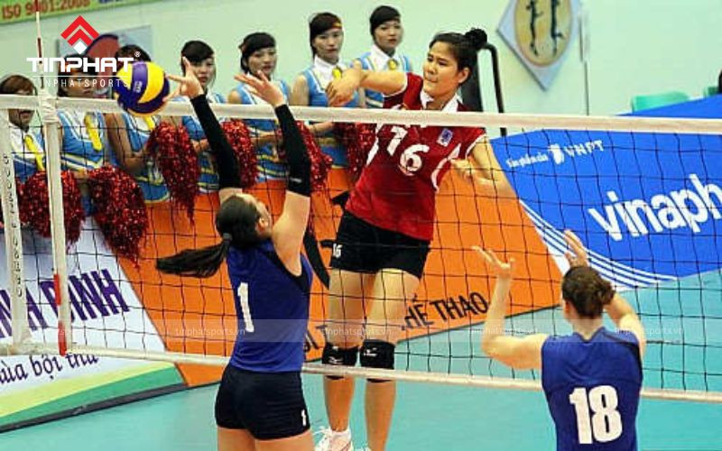 Hai cầu thủ chắn giữa thực hiện pha chắn bóng trên lưới trong bóng chuyền