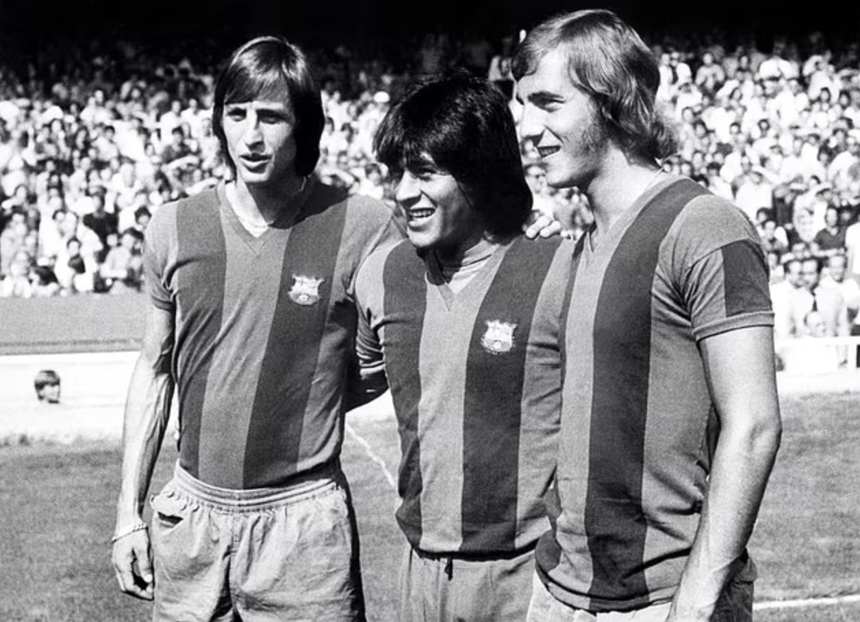 Hai huyền thoại bóng đá Hà Lan Johan Cruyff (trái) và Johan Neeskens (phải) trên sân cỏ