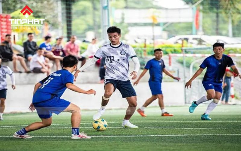 Hàng phòng ngự áp dụng kèm người theo khu vực để kiểm soát không gian