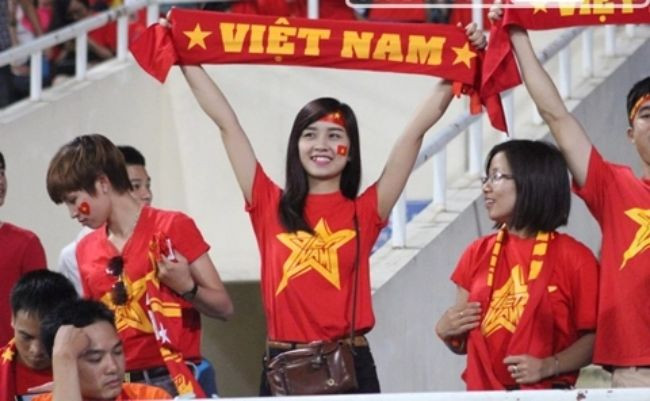 Hình ảnh băng rôn cổ vũ bóng đá cầm tay, có thiết kế đơn giản nhưng rất hiệu quả trong việc truyền tải khẩu hiệu ngắn gọn