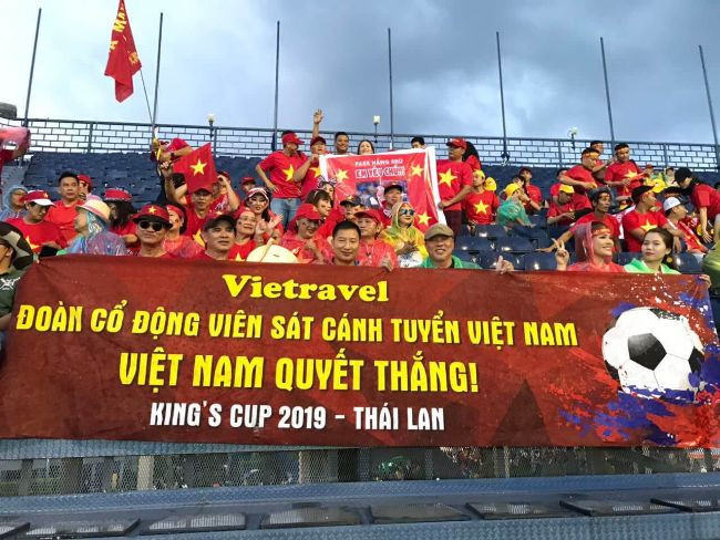 Hình ảnh băng rôn cổ vũ bóng đá cho đội tuyển Việt Nam tại King’s Cup 2019, ghi dấu ấn trong lịch sử các giải đấu