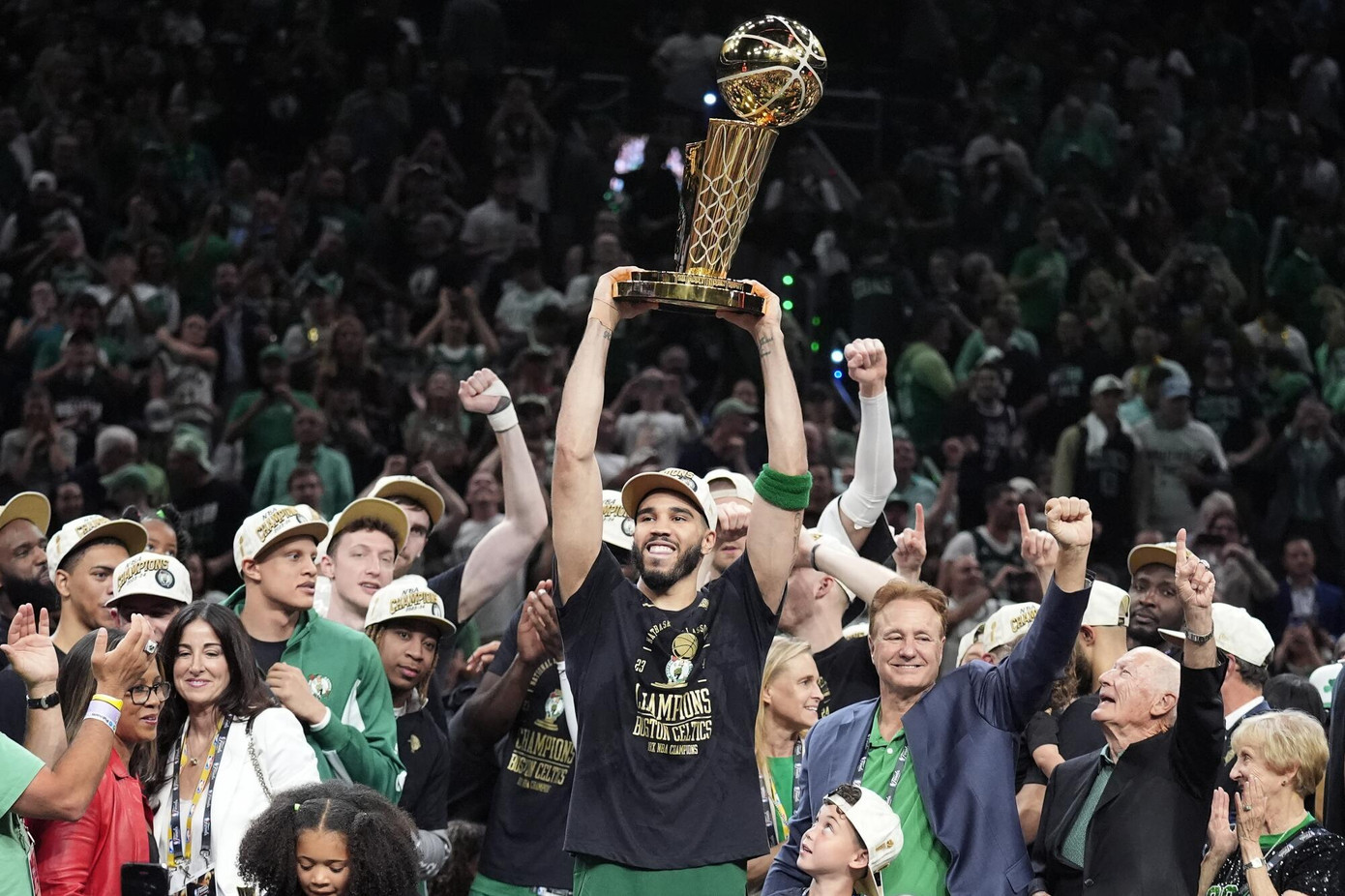 Hình ảnh Boston Celtics nâng cao chiếc cúp vô địch Giải bóng rổ Nhà nghề Mỹ NBA 2024