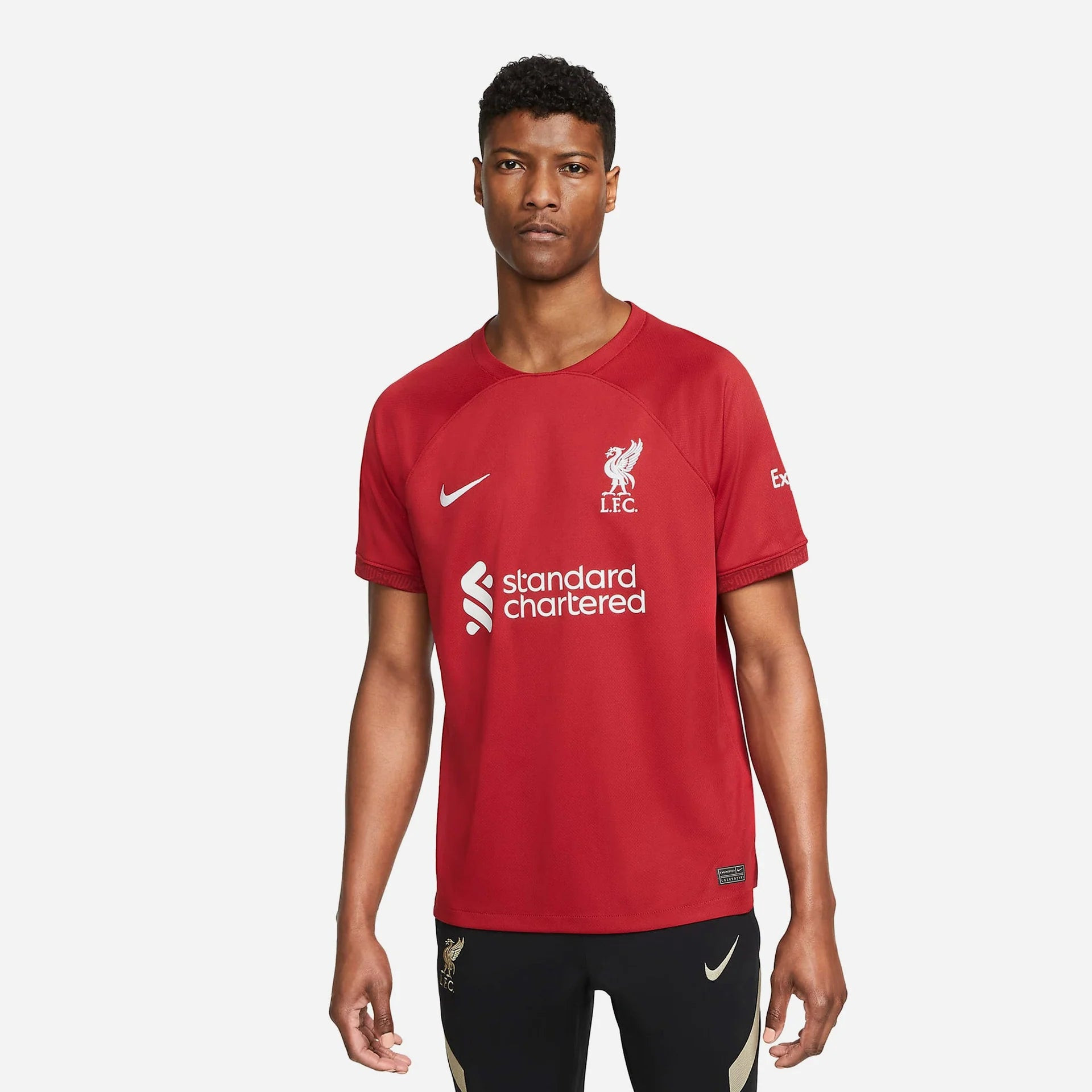 Hình ảnh cận cảnh một chiếc áo đấu Nike của câu lạc bộ Liverpool, thể hiện logo và chi tiết vải