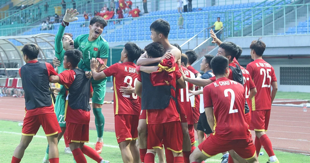 Hình ảnh cầu thủ U19 Việt Nam thi đấu năng nổ trên sân cỏ, thể hiện tinh thần quyết tâm trong các trận đấu để giành kết quả bóng đá u19 việt nam hôm nay.