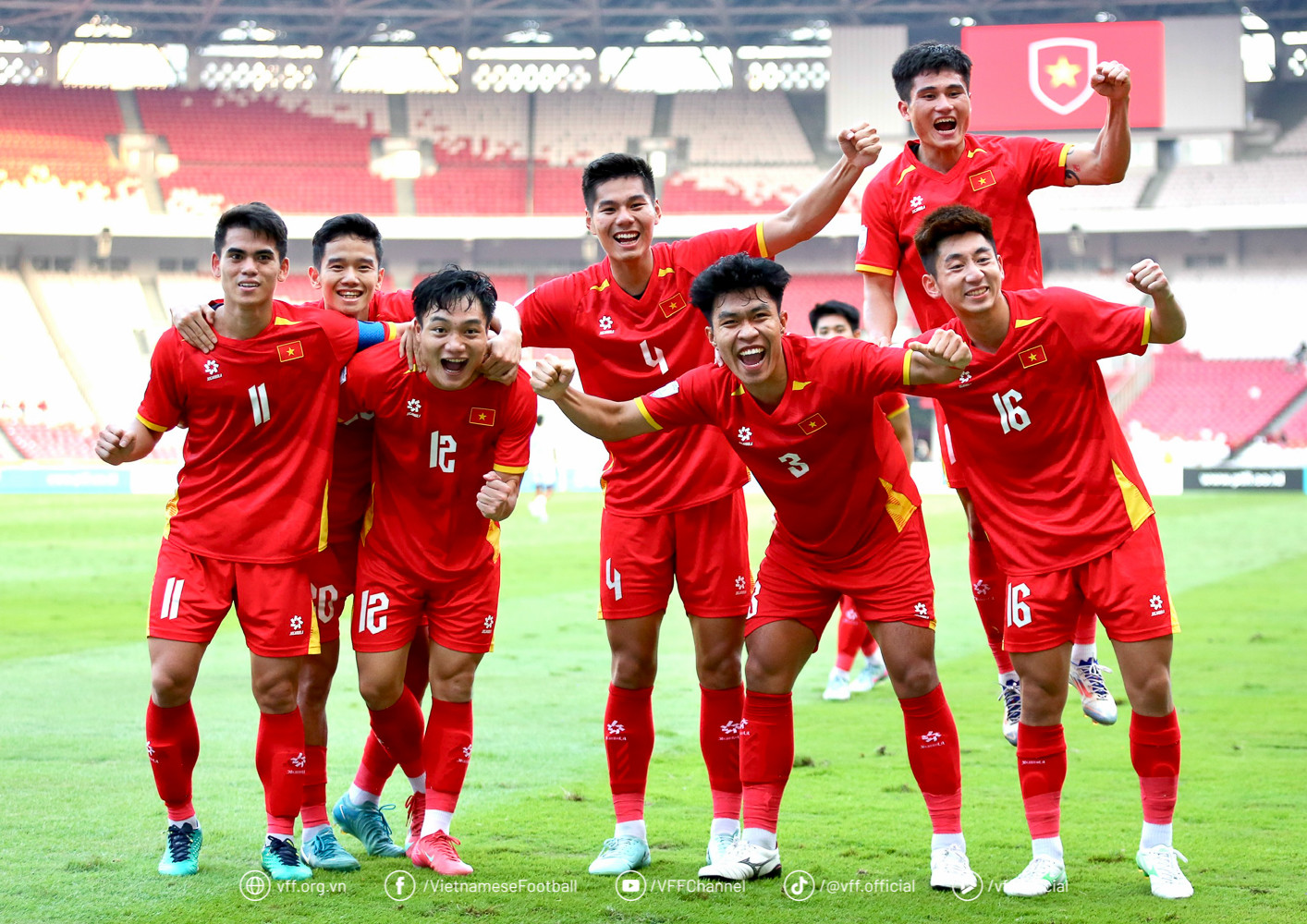 Hình ảnh cầu thủ U23 Việt Nam trên sân tập, thể hiện tinh thần quyết tâm trước thềm vòng loại U23 châu Á