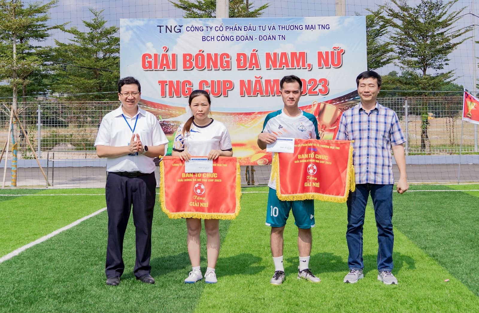 Hình ảnh chung kết bóng đá nữ 2023 và bế mạc TNG Cup 2023 với đông đảo cổ động viên