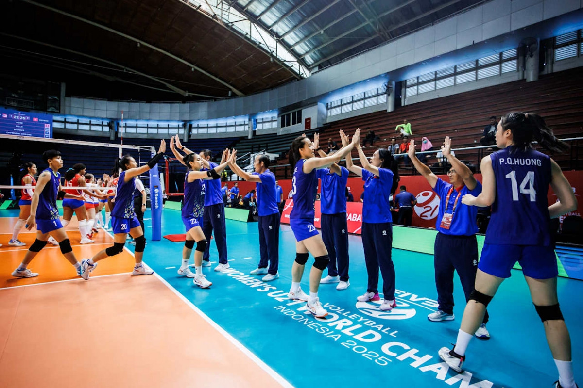 Hình ảnh đội tuyển bóng chuyền nữ U21 Việt Nam trong một trận đấu căng thẳng, thể hiện tinh thần thi đấu của các VĐV tại giải vô địch thế giới.