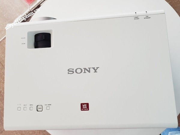 Hình ảnh máy chiếu Full HD trình chiếu trận bóng đá K+ sống động